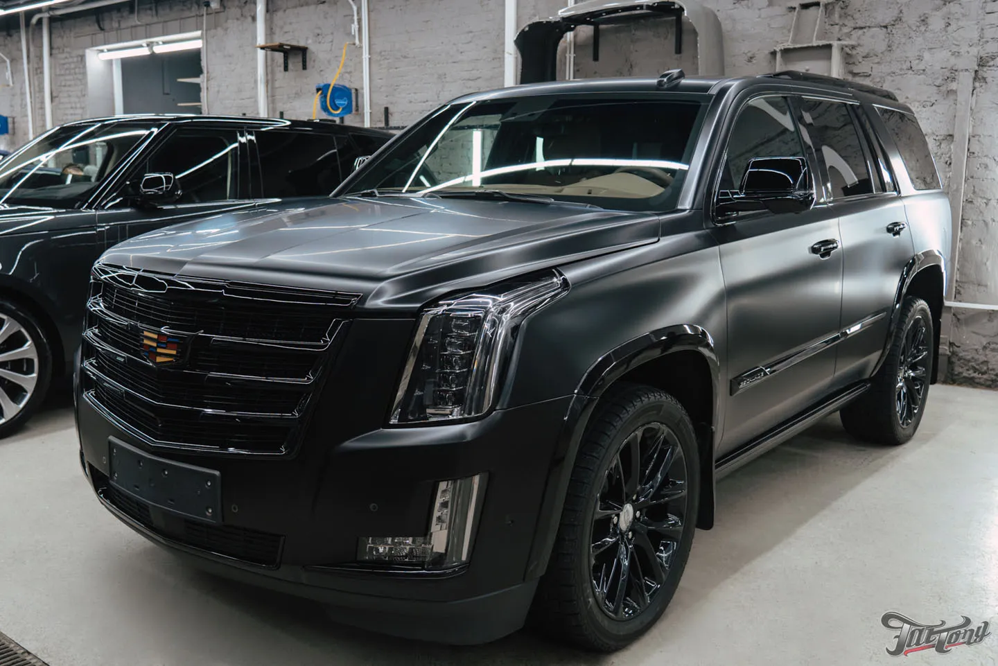 Освежили Cadillac Escalade. Результат: выполнили антихром, полировку кузова, оклейку в матовый полиуретан. Восстановили оптику, провели детейлинг, окрасили диски и суппорта